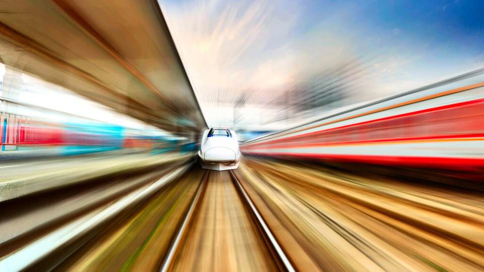 Digitale Stellwerke, ETCS, Sensorik und KI sollen Störungen reduzieren, Kapazitäten erhöhen und die Instandhaltung im Schienenverkehr planbarer machen.