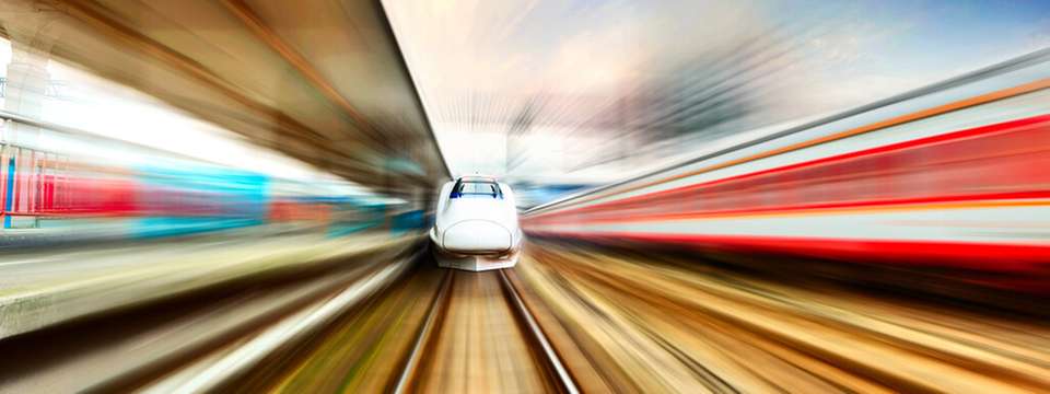 Digitale Stellwerke, ETCS, Sensorik und KI sollen Störungen reduzieren, Kapazitäten erhöhen und die Instandhaltung im Schienenverkehr planbarer machen.