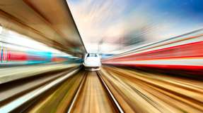 Digitale Stellwerke, ETCS, Sensorik und KI sollen Störungen reduzieren, Kapazitäten erhöhen und die Instandhaltung im Schienenverkehr planbarer machen.
