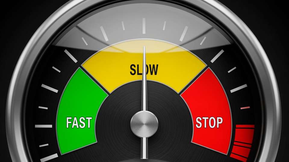  Anstatt alle Bewegungen zu stoppen, reduzieren Maschinen ihre Geschwindigkeit, begrenzen ihren Aktionsradius oder halten Achsen sicher im Stillstand, während die Steuerung aktiv bleibt.
