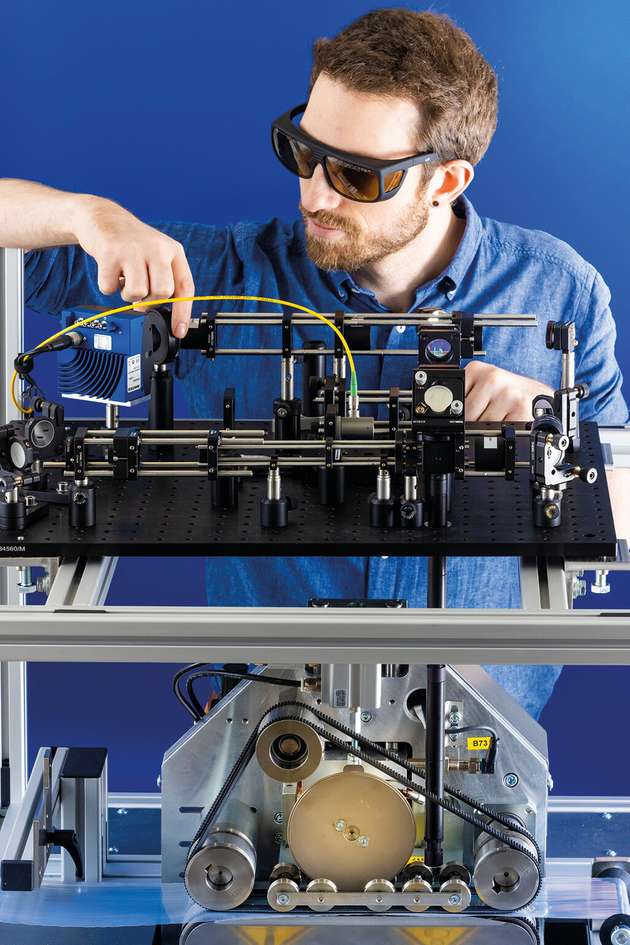 Mithilfe des Prüfsystems auf Basis der optischen Kohärenztomographie (OCT) des Fraunhofer IKTS können Fehler in Siegelnähten bereits während des Verpackungsprozesses zerstörungsfrei, hochauflösend und in Echtzeit identifiziert werden.