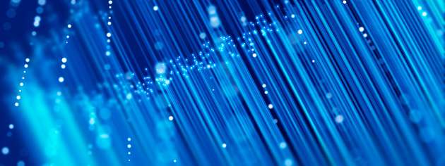 Forschern ist es gelungen, verschränkte Photonen über ein Glasfaserkabel zwischen Evanston und Chicago zu übertragen, während über dasselbe Kabel gleichzeitig Internetdaten mit hoher Übertragungskapazität übertragen wurden. Diese Arbeit zeigt einen praktischen Weg zum Aufbau zukünftiger Quantennetzwerke auf, ohne dass dafür eine völlig neue Kommunikationsinfrastruktur erforderlich ist.
