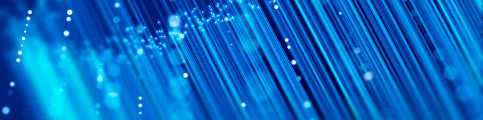Forschern ist es gelungen, verschränkte Photonen über ein Glasfaserkabel zwischen Evanston und Chicago zu übertragen, während über dasselbe Kabel gleichzeitig Internetdaten mit hoher Übertragungskapazität übertragen wurden. Diese Arbeit zeigt einen praktischen Weg zum Aufbau zukünftiger Quantennetzwerke auf, ohne dass dafür eine völlig neue Kommunikationsinfrastruktur erforderlich ist.