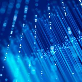 Forschern ist es gelungen, verschränkte Photonen über ein Glasfaserkabel zwischen Evanston und Chicago zu übertragen, während über dasselbe Kabel gleichzeitig Internetdaten mit hoher Übertragungskapazität übertragen wurden. Diese Arbeit zeigt einen praktischen Weg zum Aufbau zukünftiger Quantennetzwerke auf, ohne dass dafür eine völlig neue Kommunikationsinfrastruktur erforderlich ist.