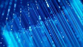 Forschern ist es gelungen, verschränkte Photonen über ein Glasfaserkabel zwischen Evanston und Chicago zu übertragen, während über dasselbe Kabel gleichzeitig Internetdaten mit hoher Übertragungskapazität übertragen wurden. Diese Arbeit zeigt einen praktischen Weg zum Aufbau zukünftiger Quantennetzwerke auf, ohne dass dafür eine völlig neue Kommunikationsinfrastruktur erforderlich ist.