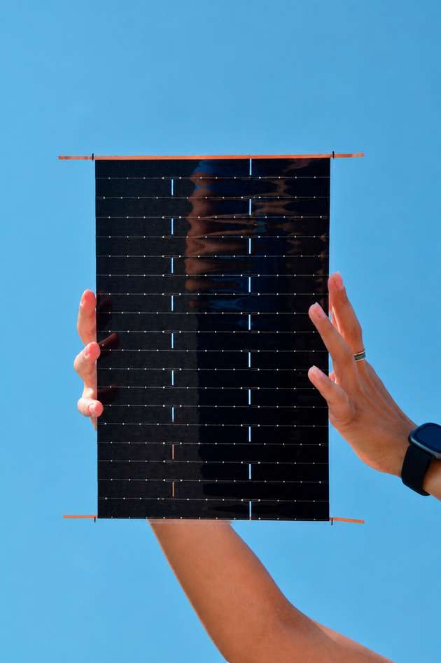 Die Solarmodule nutzen eine Schindel-Matrix-Verschaltung für die Solarzellen. In Kombination mit kostengünstigen Silizium-Solarzellen ermöglicht dies Module zu deutlich geringeren Kosten zu fertigen. Links ein einzelnes Modul, rechts ein ganzer Flügel mit 108 Modulen.