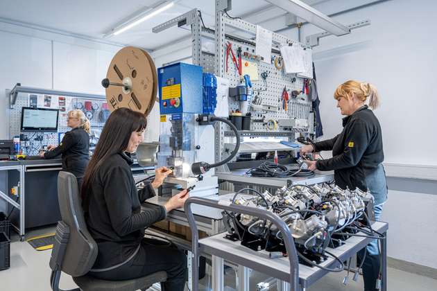 Die Leitungen werden vor Ort zugeschnitten, konfektioniert und für den Einbau in der Steuereinheit vorbereitet. 