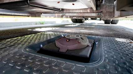 Unterbodenladesystem für E-Lkw: auf dem Testgelände des Fraunhofer IVI in Dresden steht das System für Pilotprojekte bereit.
