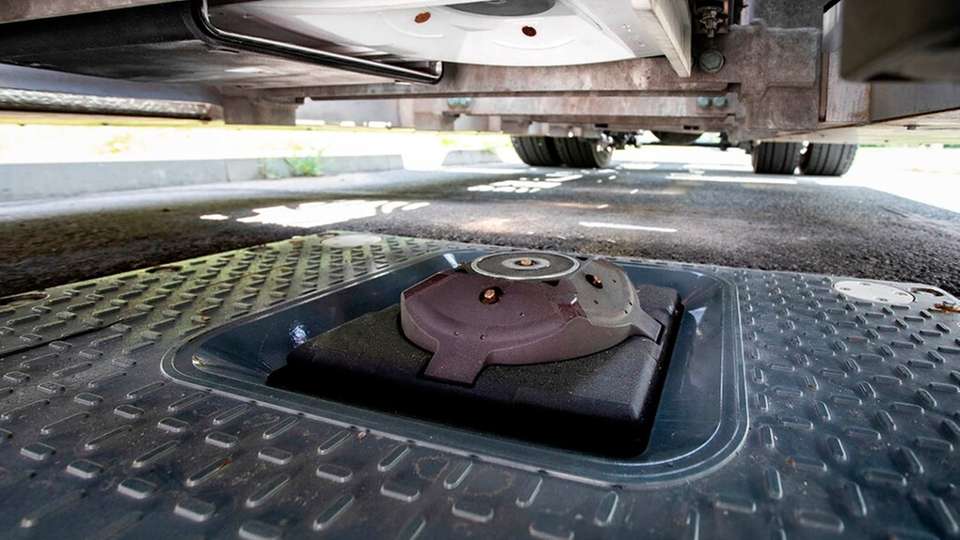 Unterbodenladesystem für E-Lkw: auf dem Testgelände des Fraunhofer IVI in Dresden steht das System für Pilotprojekte bereit.