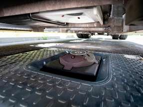 Unterbodenladesystem für E-Lkw: auf dem Testgelände des Fraunhofer IVI in Dresden steht das System für Pilotprojekte bereit.