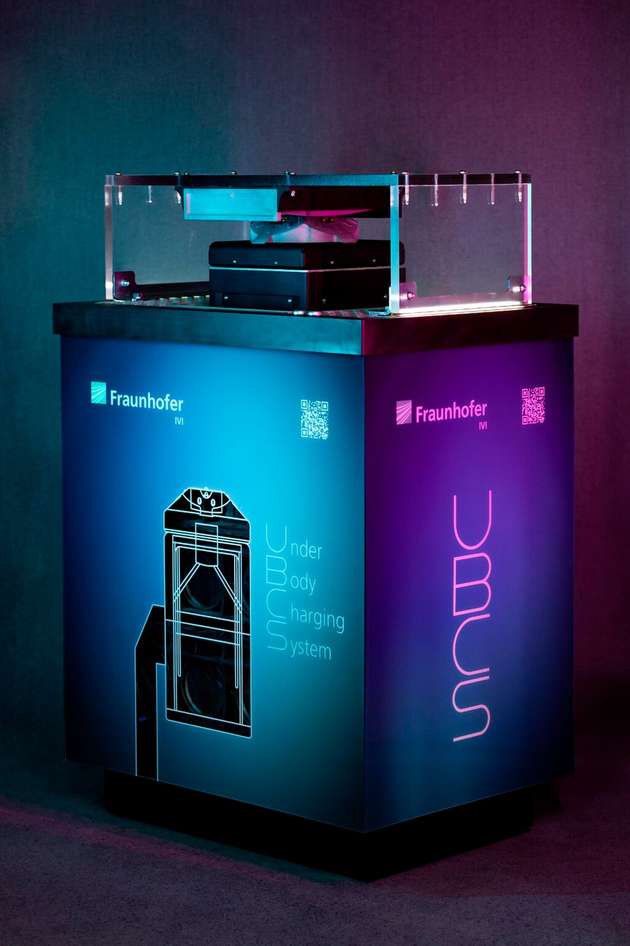 Der Demonstrator des Underbody Charging System wurde am Messestand des Fraunhofer IVI auf der The smarter E / ees Europe gezeigt.