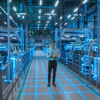 Die digitale Werkerassistenz begleitet die Montageschritte in Echtzeit und macht Erfahrungswissen dauerhaft verfügbar.