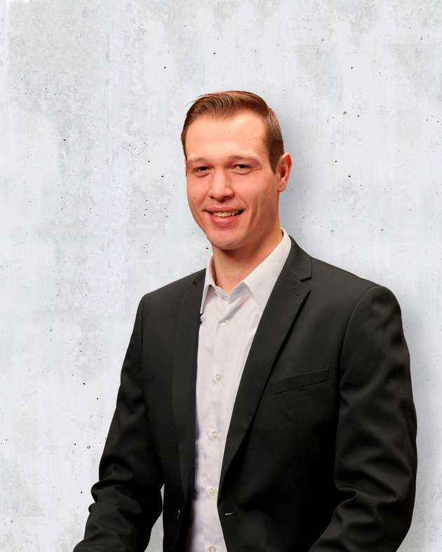 Florian Weixelbaum, Business Development Manager bei Dehn: Neben dem Ausbau der Windenergie ist  vor allem  die dauerhafte Verfügbarkeit bestehender Windparks  ein  wichtiges  Thema.  Blitzeinschläge gehören zu den häufigsten Ursachen für Ausfallzeiten bei Windenergieanlagen.  Allerdings  wird  das  Risiko oft unterschätzt,  denn die meisten Schäden bleiben zunächst unsichtbar.  Deshalb rücken  intelligente Monitoringlösungen  zunehmend in den Fokus.  Datenbasierte Betriebs- und Instandhaltungskonzepte helfen dabei, kritische Ereignisse  und  Anlagenschäden frühzeitig zu erkennen  und zu  dokumentieren.  So  können  Wartungsmaßnahmen gezielt  geplant  und  unvorhergesehene  Ausfallzeiten minimiert  werden.  Das stärkt  die  Wirtschaftlichkeit von Windenergieanlagen und unterstützt eine stabile Energieversorgung.
