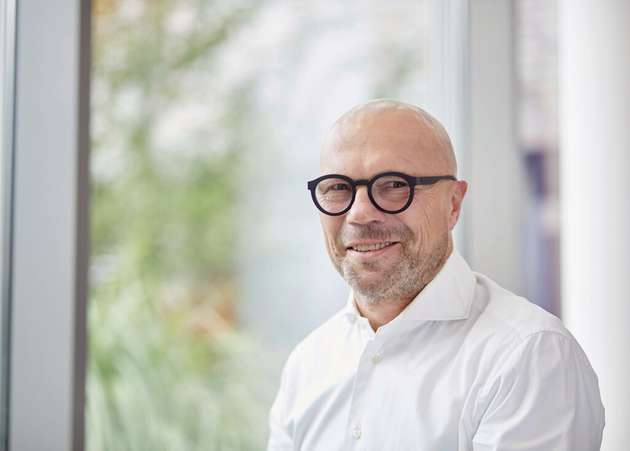 Dirk Kordtomeikel, Business Manager Energie bei Beckhoff Automation: Ein zentrales Thema, das die Windenergiebranche derzeit bewegt, ist die Effizienzsteigerung bei der Anbindung der Energieerzeugungsanlagen an Nieder-, Mittel- und Hochspannungsnetze, d. h. ein reduzierter Engineering-Aufwand und maximale Systemoffenheit. Entscheidend hierfür ist eine zertifizierte EZA-Regelung, wie sie von Beckhoff mit TwinCAT 3 Power Control, also mit zertifizierten Softwarebausteinen für die Realisierung normkonformer EZA-Regler, unterstützt wird. Neben der zertifizierten Software zählen auch die integrierte Blindleistungs-, Wirkleistungs- und Fault-Ride-Through-Funktionalität sowie die offene Kommunikation – gemäß IEC 61850, IEC 60870, MQTT, OPC UA bzw. über alle gängigen Feldbusse – und eine flexible Hardwarebasis mit sechs CPU-Klassen dazu.