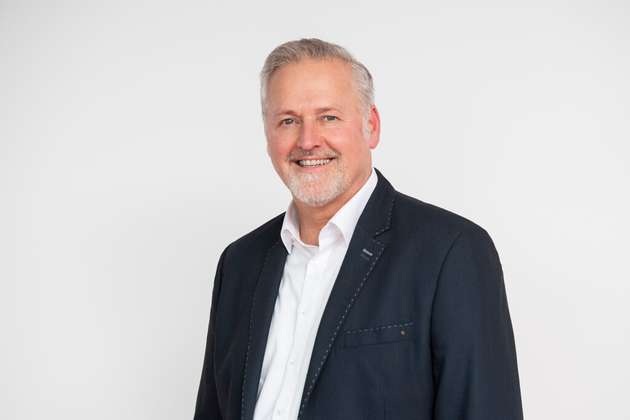 Uwe Schenk, Senior Industry Manager Renewables, Helu Kabel: Um die globalen Klimaziele zu erreichen, braucht die Windbranche vor allem mehr Umsetzungsgeschwindigkeit. Netzausbau und Genehmigungsverfahren müssen deutlich beschleunigt werden – denn Erzeugung und Verbrauch lassen sich nur mit leistungsfähiger Infrastruktur synchronisieren. Gleichzeitig sind faire Wettbewerbsbedingungen, kompromisslose Qualitäts- und Sicherheitsstandards sowie eine zuverlässige Materialverfügbarkeit entscheidend. Gerade bei Laufzeiten von über 20 Jahren zählt nicht der niedrigste Einkaufspreis, sondern die Gesamtwirtschaftlichkeit: langlebige Komponenten, verlässliche Lieferketten und umfassender Service minimieren Stillstandsrisiken und sichern den Projekterfolg.