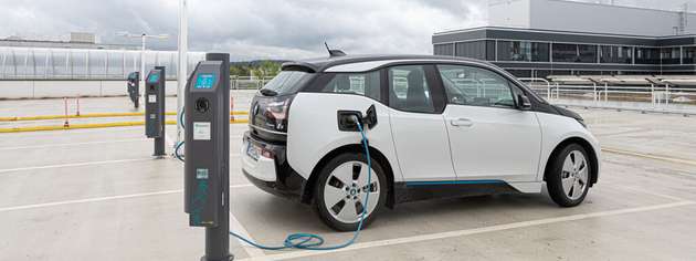 Im DC Innovation Hub in Detmold wird demonstriert, wie erneuerbare Energien und Elektrofahrzeuge in einem Gleichstromnetz interagieren.