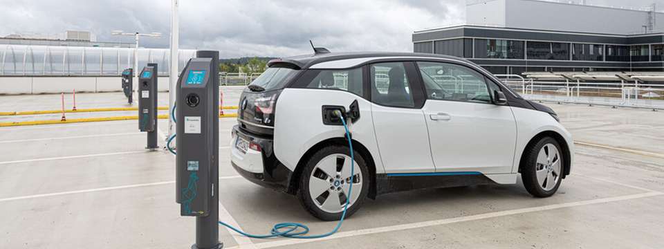 Im DC Innovation Hub in Detmold wird demonstriert, wie erneuerbare Energien und Elektrofahrzeuge in einem Gleichstromnetz interagieren.