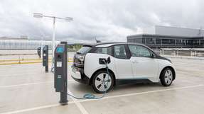 Im DC Innovation Hub in Detmold wird demonstriert, wie erneuerbare Energien und Elektrofahrzeuge in einem Gleichstromnetz interagieren.