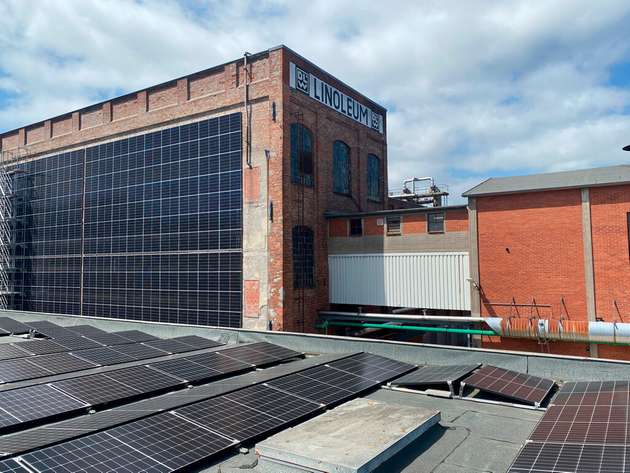 Ein Batteriespeicher soll die Produktion beim Linoleumhersteller Gerflor bei Stromausfällen absichern und überschüssigen Solarstrom zwischenspeichern.