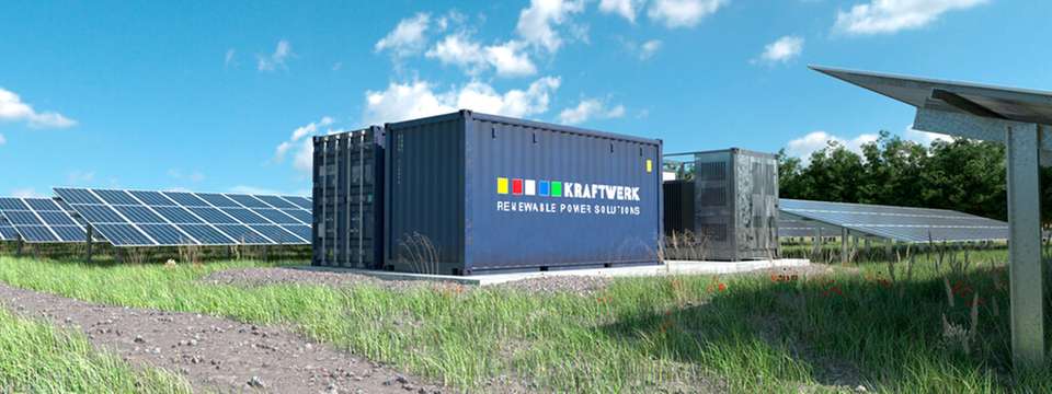 Batteriespeicher nehmen Solarstromüberschüsse auf, kappen Lastspitzen und sichern kritische Produktionsbereiche im Falle eines Netzausfalls.