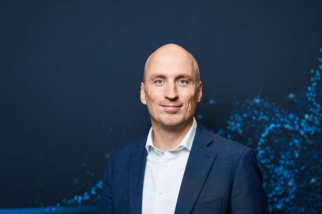 Sebastian Werler, Head of Product Management Software Development & Digital Business, Festo: Der Unterschied zwischen Condition Monitoring und echtem Mehrwert liegt nicht in der Menge der Daten, sondern in der Qualität der Entscheidungen. Mit Festo AX Industrial Apps erkennen Unternehmen drohende Ausfälle frühzeitig, planen Wartungsmaßnahmen gezielt und vermeiden ungeplante Stillstände. Durch vorkonfigurierte KI-Modelle, einfache Inbetriebnahme, flexible Deployment-Optionen und die Integration in Geschäftsprozesse wird Predictive Maintenance schnell wirtschaftlich nutzbar – mit messbaren Effekten auf Anlagenverfügbarkeit, OEE und Instandhaltungskosten.