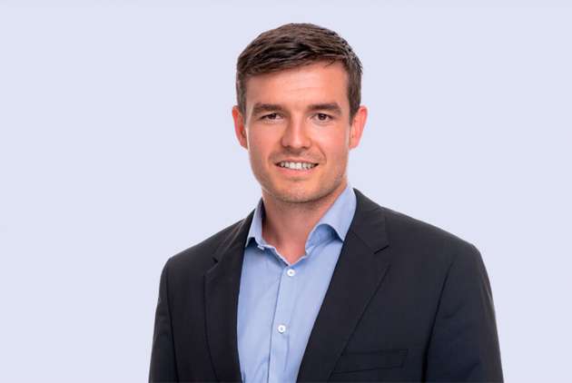 Benedikt Obermaier, Director Product Management Vibration Systems, Ifm: Ein Haupttreiber für Condition Monitoring ist der zunehmende Fachkräftemangel in der Instandhaltung von Industrieunternehmen. Experten werden heute durch intelligente Sensorsysteme unterstützt oder in Teilen sogar ersetzt. Für uns bei ifm ist ein hohes Maß an Interoperabilität über standardisierte Schnittstellen eine grundlegende Voraussetzung bei der Erfassung von Daten, damit können Kunden flexibel Transparenz über den Zustand sämtlicher Maschinen und Anlagen in ihrer Produktion erhalten. Intelligente Sensoren erfassen dabei nicht nur Vibrations- und Prozessdaten, sondern verarbeiten diese direkt zu aussagekräftigen Zustandskennwerten. Diese lassen sich etwa in unsere IIoT-Plattform moneo integrieren. Dort können sie mit Prozessdaten wie Drehzahl, Betriebsdruck oder Medientemperatur verknüpft und bewertet werden. Dadurch schöpfen Unternehmen das volle Potenzial ihrer Daten aus und gewinnen schnell aussagekräftige Erkenntnisse, die eine vorausschauende Instandhaltung und höhere Anlagenverfügbarkeit ermöglichen.