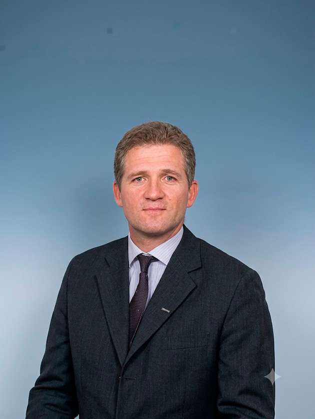 Klaus Zeller, Product & Industry Marketing Manager Automation Business, Omron: Wartung ist der entscheidende Faktor, um einen durchgehenden Betrieb rund um die Uhr sicherzustellen. Schon der Ausfall einer einzigen Komponente kann erhebliche Auswirkungen für den gesamten Betriebsablauf haben. Bei OMRON verfolgen wir den Ansatz, Wartungsinformationen zu erzeugen und zu nutzen, ohne dass dafür eine zusätzliche, aufwendige Verarbeitungsebene in der Cloud notwendig wäre. Schon auf Sensorebene liefert die Maschine selbst aussagekräftige Wartungshinweise, ergänzt durch ein Benachrichtigungsmodul und eine dezentrale Anbindung. Jede dieser drei Ebenen trägt für sich einen wichtigen Teil bei, aber erst im Zusammenspiel entsteht eine Lösung, die deutlich mehr leistet als die einzelnen Bausteine für sich genommen.