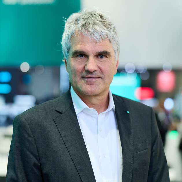 Benedikt Rauscher, Leiter Globale IoT-Projekte, Pepperl+Fuchs: Condition Monitoring ist etabliert. Der echte Mehrwert entsteht heute durch messbare Effizienz- und Kostenreduktionen in Produktion und Instandhaltung. Pepperl+Fuchs arbeitet mit kompetenten Partnern und setzt auf die Schaffung von Transparenz: Robuste Sensorik für raueste Umgebungen, Edge-Analytics, kombinierte Datenmodelle und offene IoT-Plattformen mit skalierbare Architekturen liefern Echtzeitdaten, die nicht nur Zustandsdaten speichern, sondern konkrete Handlungsempfehlungen geben. Auf der letzten Hannover Messe wurde zusammen mit unserem Partner Bosch gezeigt wie durch nahtlose Integration von Condition Monitoring in Predictive Maintenance ungeplante Stillstände minimiert, Wartungsintervalle optimiert und die Anlagendurchsatzrate erhöht werden.
