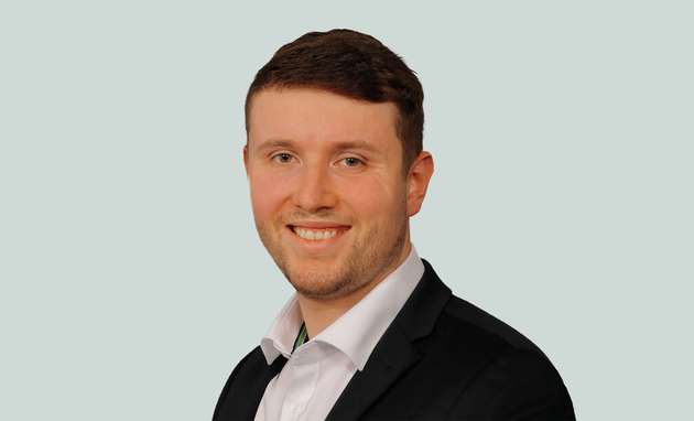 Dario Bertoli, Mitarbeiter, Digital Factory des Vertical Market Managements Factory Automation, Phoenix Contact: Condition Monitoring schafft dann den größten Mehrwert, wenn aus Zustandsdaten konkrete Handlungen entstehen. Das Ecosystem PLCnext Technology bildet mit seinem offenen Automatisierungsansatz die Grundlage für eine KI-basierte Instandhaltung, indem Daten aus Sensorik, Steuerung, IT- und Cloud-Systemen nahtlos zusammengeführt werden. Mit der Software-Lösung MLnext lassen sich Anwendungen wie die Anomalieerkennung ohne tiefes Data-Science-Know-how umsetzen. Abweichungen im Maschinenverhalten werden frühzeitig festgestellt und ungeplante Stillstände reduziert. Perspektivisch erweitern KI-Agenten über offene Schnittstellen wie MCP (Model Context Protocol) diesen Ansatz: Sie analysieren automatisch Erkenntnisse aus MLnext und digitalen Wartungsprotokollen, unterstützen Instandhalter bei Entscheidungen und tragen zu effizienteren Wartungsprozessen bei.