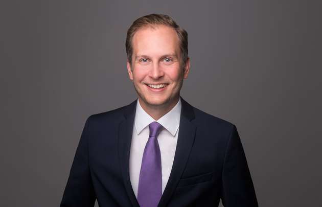 Dr. Philipp Jussen, Head of Industrial Lifetime Solutions Europe, Schaeffler: Die grundlegenden Prinzipien der vibrationsbasierten Zustandsüberwachung sind seit mindestens zwei Jahrzehnten im Wesentlichen unverändert. Heute ist die Technologie jedoch um ein Vielfaches erschwinglicher, sodass sich deutlich mehr Maschinen wirtschaftlich überwachen lassen. Unsere Lösungen sind auf eine extrem hohe Skalierbarkeit ausgelegt: Auch Tausende von Messstellen in einem Produktionswerk lassen sich dank unseres kabellosen Condition Monitoring-Systems OPTIME problemlos und kostengünstig überwachen. So wird eine echte Transformation von reaktiver zu prädiktiver Instandhaltung möglich. Durch den Einsatz unserer Experten-Services können wir für unsere Kunden zudem Mehrwerte und Erfolge transparent dokumentieren.