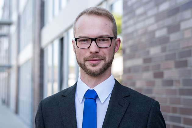 Constantin von Hörsten, Market Product Manager Digital Solutions, Sick: Condition Monitoring schafft Mehrwert, wenn aus Maschinendaten konkrete Maßnahmen für Produktion und Instandhaltung abgeleitet werden können. SICK kombiniert intelligente Sensorik mit leistungsfähiger Datenanalyse, um Veränderungen im Anlagenzustand frühzeitig zu erkennen und potenzielle Störungen sichtbar zu machen. Übersichtlich visualisierte Zustandsdaten, automatische Benachrichtigungen und intelligente Analysealgorithmen unterstützen dabei, Wartungsmaßnahmen gezielt zu planen und ungeplante Stillstände zu vermeiden. Das führt im Ergebnis zu mehr Transparenz, höherer Anlagenverfügbarkeit und effizienteren Instandhaltungsprozessen.