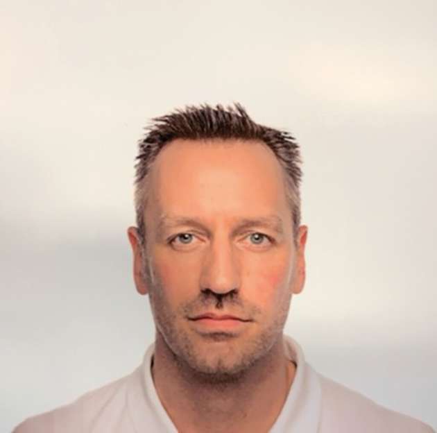 Andreas Dettmer, Business Development für Senseye Predictive Maintenance, Siemens: Condition Monitoring entfaltet seinen größten Nutzen, wenn aus Zustandsdaten konkrete Maßnahmen abgeleitet werden können. Siemens verbindet dazu die Erfassung von Maschinen- und Prozessdaten mit Industrial AI, Machine Learning sowie die Integration in bestehende Produktions- und Instandhaltungsprozesse. Mit Senseye Predictive Maintenance werden Daten aus Sensoren, Steuerungen und Historian-Systemen kontinuierlich analysiert, um Anomalien und Verschleißmuster frühzeitig zu erkennen, Ausfälle zu prognostizieren und Wartungsmaßnahmen risikobasiert zu priorisieren. Unternehmen erhalten dadurch einen transparenten Überblick über den Anlagenzustand, reduzieren ungeplante Stillstände und setzen Personal- sowie Wartungsressourcen effizienter ein. So wird Predictive Maintenance zu einem skalierbaren Hebel für höhere Anlagenverfügbarkeit, Produktivität und Wettbewerbsfähigkeit.