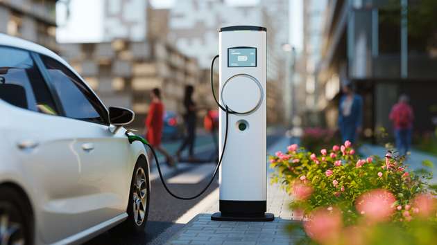 So schnell laden wie tanken: Diese Forderung ist entscheidend, um eine breite Akzeptanz der Elektromobilität zu erreichen. Fahrzeuge mit höchster Ladeenergie (über 300 kW Peak) schaffen eine Ladung von 10 Prozent auf 80 Prozent (SoC) innerhalb von circa 18 Minuten.