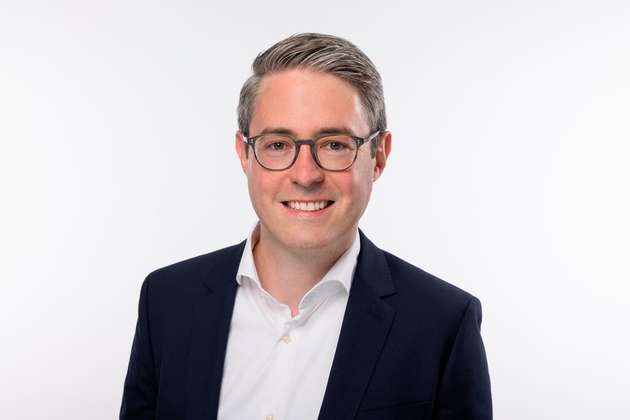Dr. Andreas Henig, Executive Vice President Business Unit Wind bei Enercon: Auf der WindEnergy 2026 stehen bei uns marktfähige Gesamtlösungen im Mittelpunkt. Dabei liegt der Fokus auf hybriden Konzepten. Die Kombination aus Windenergie und Batteriespeichern lastet begrenzte Netzanschlüsse besser aus und vermeidet Abregelungen. Industrieunternehmen können zudem über Direktleitungen und PPAs planbar günstige Energiekosten erzielen. Vom Business Case bis zur Betriebsführung unterstützen wir die Umsetzung. Als ganzheitlicher Lösungsanbieter liefert Enercon neben der Speicherlösung “Wind+ Storage” wirtschaftlich tragfähige Antworten – von ertragsstarken Windenergieanlagen wie der E-175 EP5 E2 über standortspezifische Turmlösungen bis hin zu Industriestromkonzepten.