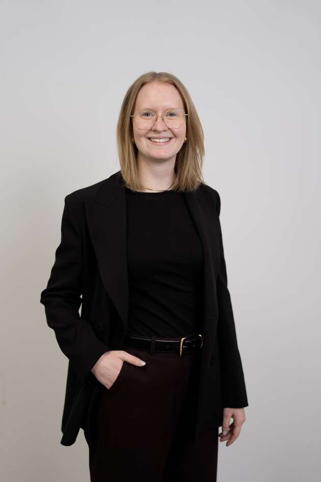 Sarah Scharfen, Referentin Board Office bei Intilion: Wie lassen sich Wind- und Speicherprojekte trotz begrenzter Netzkapazitäten realisieren? Gerade bei Co-Location von Windenergie und Batteriespeichern wird ein intelligenter Netzanschluss zum entscheidenden Faktor für die Projektumsetzung. Flexible Connection Agreements schaffen hier neue Möglichkeiten: Statt starrer Anschlussbedingungen definieren sie dynamische Leistungsgrenzen sowie zeitliche oder saisonale Restriktionen. So lassen sich vorhandene Netzkapazitäten effizienter nutzen und BESS-Projekte auch dort realisieren, wo klassische Netzanschlüsse an Grenzen stoßen. Auch wenn flexible Vorgaben Erlöse begrenzen können, machen sie viele Co-Location Projekte überhaupt erst realisierbar.