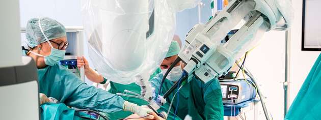 Das „Da Vinci SP“-Operationssystem im Einsatz: Die Kamera und drei flexible Instrumente werden über nur einen einzigen Zugang in den Körper eingebracht.