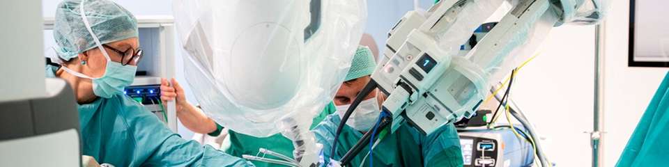 Das „Da Vinci SP“-Operationssystem im Einsatz: Die Kamera und drei flexible Instrumente werden über nur einen einzigen Zugang in den Körper eingebracht.