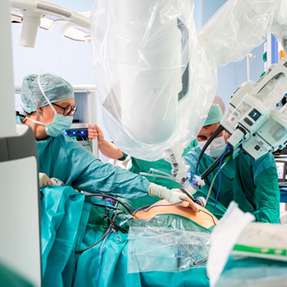 Das „Da Vinci SP“-Operationssystem im Einsatz: Die Kamera und drei flexible Instrumente werden über nur einen einzigen Zugang in den Körper eingebracht.