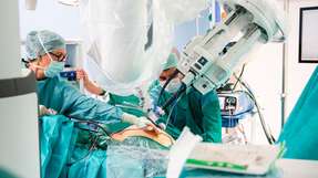 Das „Da Vinci SP“-Operationssystem im Einsatz: Die Kamera und drei flexible Instrumente werden über nur einen einzigen Zugang in den Körper eingebracht.