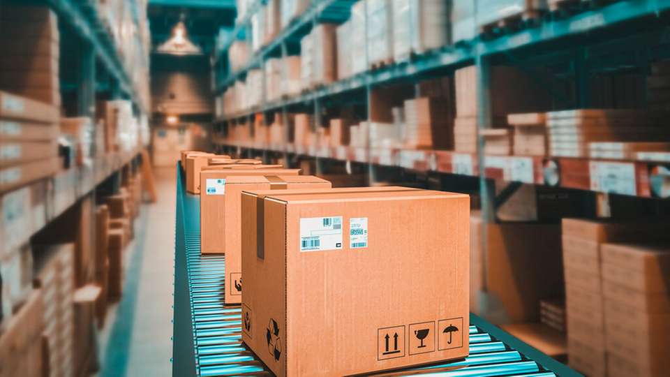 Der PackAssistant plant die Beladung der Lkws und berechnet die Kosten für Verpackung und Logistik.