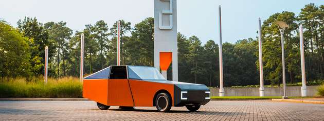 Das zweitürige Coupé „Deep Orange 17“ wiegt nur 550 Kilogramm. Sein aerodynamisches Design ist vom Kastenfisch inspiriert und verbindet Leichtbau mit einem retro-modernen Erscheinungsbild.