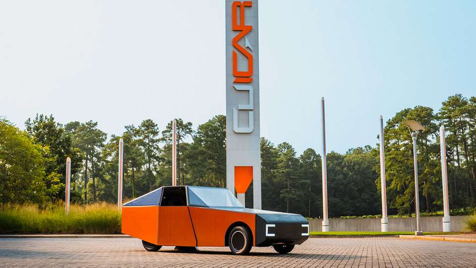 Das zweitürige Coupé „Deep Orange 17“ wiegt nur 550 kg. Sein aerodynamisches Design ist vom Kastenfisch inspiriert und verbindet Leichtbau mit einem retro-modernen Erscheinungsbild.