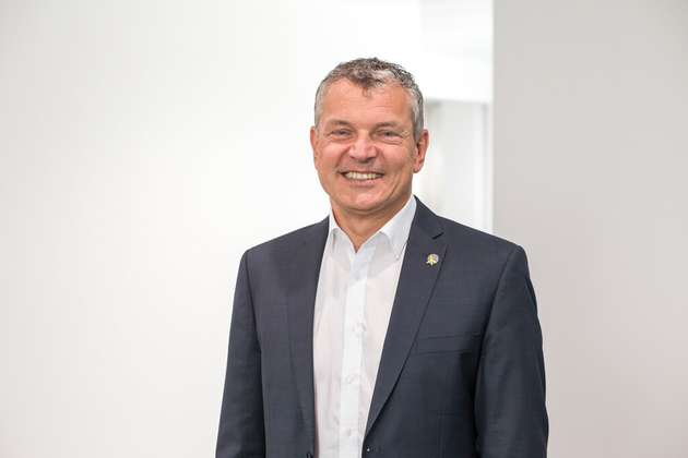 Gabriel Schwanzer, Leiter Vertrieb/Marketing & Director Business Unit Wind/Energy bei Bachmann: Für Bachmann electronic steht die Wirtschaftlichkeit und der Schutz der Windenergieanlagen durch sichere Datenkommunikation, Netzintegration und prädiktive Wartung  im Fokus. „Cross Integrated Monitoring“ ist unsere neue herstellerunabhängige Monitoring-Lösung. Sie vereint Betriebs-, Zustands-, Struktur- und Netzdaten in einer zentralen Umgebung und ermöglicht so Lebensdauerbewertungen und damit fundierte Investitionsentscheidungen. Unser Smart Power Plant Controller (SPPC 2.10) wurde mit diversen Funktionen für ein noch besseres Energiemonitoring und Energiemanagement - auch für Hybridparks - ausgerüstet und ist nun zusätzlich nach VDE 4130 zertifiziert. Mit unserem Retrofit-Programm unterstützen wir die Modernisierung älterer Anlagen durch Nachrüstung und halten sie mit geringen Stillstandszeiten am Netz.