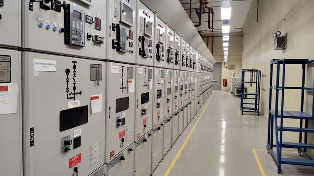 Schaltanlagen mit Bedien- und Anzeigeelementen müssen auch in anspruchsvollen Energieumgebungen zuverlässig funktionieren.