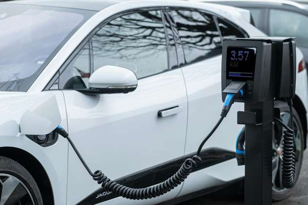 Ladeinfrastruktur für Elektrofahrzeuge stellt hohe Anforderungen an robuste und langlebige HMI-Lösungen.
