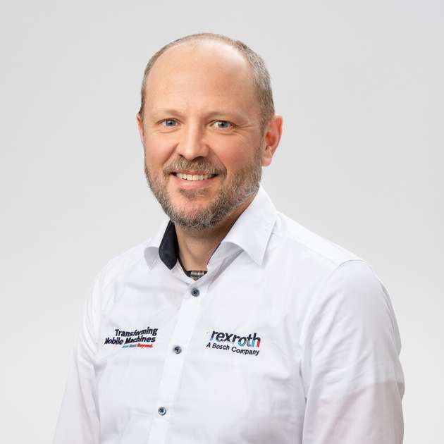 Martin Sykora, Leiter Vertrieb Mobileelektronik, Bosch Rexroth: 2027 werden mit der neuen EU-Maschinenverordnung, dem Cyber Resilience Act und dem EU AI Act gleich drei neue normative Grundlagen vollständig verpflichtend. Für Hersteller mobiler Arbeitsmaschinen ist es daher unerlässlich, sich intensiv mit den Themen Cybersecurity, funktionale Sicherheit sowie Künstliche Intelligenz zu beschäftigen. Wir unterstützen sie in Zusammenarbeit mit den Fachbereichen der Bosch-Gruppe mit unserer langjährigen Expertise und mit normgerechten Lösungen aus dem ganzheitlichen BODAS Ecosystem für die digitale Transformation mobiler Arbeitsmaschinen. So lassen sich Sicherheitsrisiken einfacher beherrschen, gesetzliche Anforderungen erfüllen und gleichzeitig die Leistung, Effizienz und Benutzerfreundlichkeit mobiler Arbeitsmaschinen steigern.