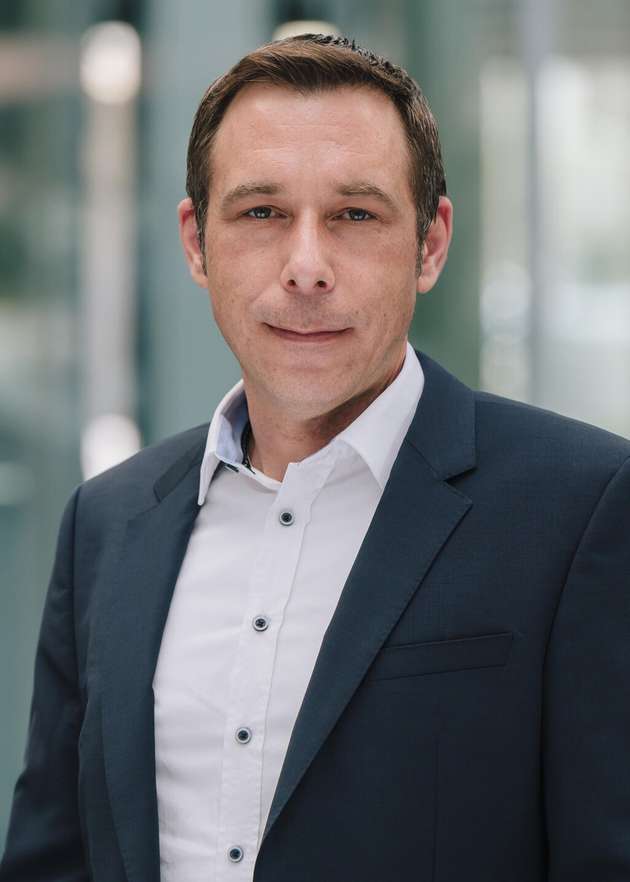 Christian Lauerer, Market Segment Manager Automotive, Rohde & Schwarz: Software-defined Vehicles sind kein Zukunftsversprechen mehr, sondern Entwicklungsrealität. Entscheidend wird, wie früh sich Fehler virtuell erkennen lassen: Shift Left, also frühzeitige Validierung, digitale Zwillinge und Frontloading rücken ins Zentrum. Für uns bedeutet das: näher an die Chipentwickler, früher in A- und B-Musterphasen, konsequenter bei produktionsnahen Referenztests. Wer OEMs, Halbleiterhersteller und neue Fertigungspartner zusammenbringt, verkürzt Entwicklungszyklen und senkt Risiken. Der Markterfolg hängt zunehmend davon ab, wie zuverlässig Innovationen bereits vor der Erprobung auf der Straße abgesichert werden und in der Fähigkeit, Testen als Innovationsmotor zu begreifen.