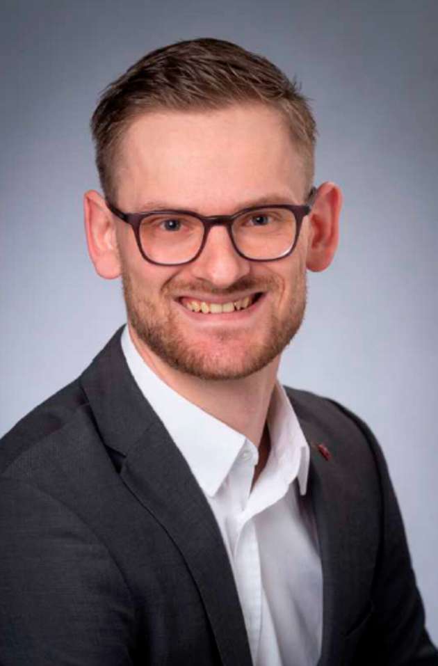 Patrick Brunner, R&D Automotive - Head of E-Mobility, Rosenberger: Der globale Wettbewerb in der Automobilindustrie verlangt kürzere Entwicklungszyklen, wettbewerbsfähige Gesamtkosten und hohe technische Qualität. Mit der konsequenten Neuaufstellung unseres HV-Portfolios haben wir eine starke Basis geschaffen: leistungsfähige, global verfügbare Produkte zu attraktiven Konditionen. Das unterstreicht unsere Leistungsfähigkeit als weltweit agierender innovationsstarker Partner mit höchsten Qualitätsstandards – mit digitalen Zwillingen, virtueller Validierung und datenbasierter Produktentwicklung. So senken wir Änderungsaufwand und minimieren Qualitätsrisiken, verkürzen Entwicklungszeiten und sind ein verlässlicher Partner.