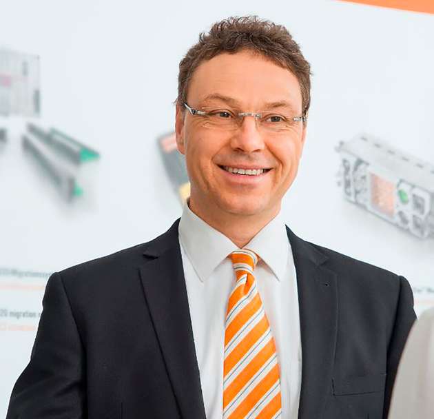 Detmar Saalmann, Business Development Manager, Weidmüller: Die Bahnindustrie steht vor der Herausforderung, die Mobilitätswende mit begrenzten Ressourcen schneller umzusetzen. Deshalb hat die Steigerung der Effizienz über den gesamten Lebenszyklus von Schienenfahrzeugen für uns in den nächsten 12 Monaten höchste Priorität. Im Fokus stehen Lösungen, die Entwicklungs-, Installations- und Wartungsaufwände reduzieren und gleichzeitig höchste Zuverlässigkeit gewährleisten. Mit innovativen Verbindungstechnologien wie SNAP IN ermöglichen wir eine deutlich schnellere, fehlerfreie und automatisierbare Verdrahtung. So unterstützen wir Hersteller und Betreiber dabei, Kapazitäten auszubauen, Projekte schneller umzusetzen und die Verfügbarkeit moderner, nachhaltiger Bahnsysteme deutlich zu erhöhen.