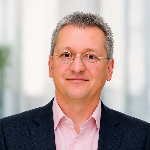 Andreas Salig, Team Leader, Air Technology – Transportation, Ebm-papst: Im Mittelpunkt unseres Messeauftritts auf der InnoTrans stehen energieeffiziente und robuste Lösungen für zentrale Anwendungen der Bahntechnik. Besucher erhalten Einblicke in unser Portfolio für Klimatisierung, Elektronik- und Traktionskühlung – von der neuen HighSpeed-Turbokompressor-Technologie über die speziell für den Schienenverkehr entwickelte AxiEco Track Baureihe bis hin zu leistungsstarken RadiCal- und RadiPac-Lösungen. Ein weiterer Schwerpunkt ist die Integration natürlicher Kältemittel. Damit zeigen wir, wie sich Effizienz, Zuverlässigkeit und Zukunftsfähigkeit in Bahnanwendungen miteinander verbinden lassen.
